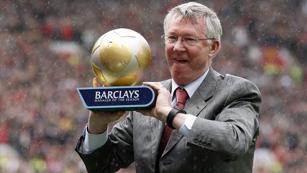 Sir Alex Ferguson s trofejí pro nejlepšího manažera sezóny. Sir Alex Ferguson s trofejí pro nejlepšího manažera sezóny.