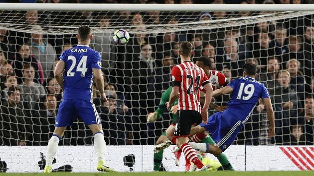 Diego Costa z Chelsea střílí třetí gól. Diego Costa z Chelsea střílí třetí gól.