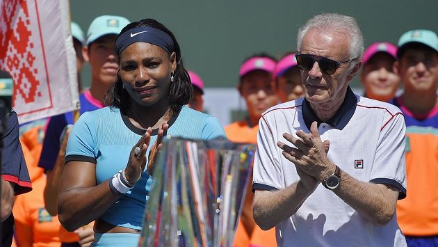 Už bývalý ředitel turnaje v Indian Wells Raymond Moore vedle Sereny Williamsové. Už bývalý ředitel turnaje v Indian Wells Raymond Moore vedle Sereny Williamsové.