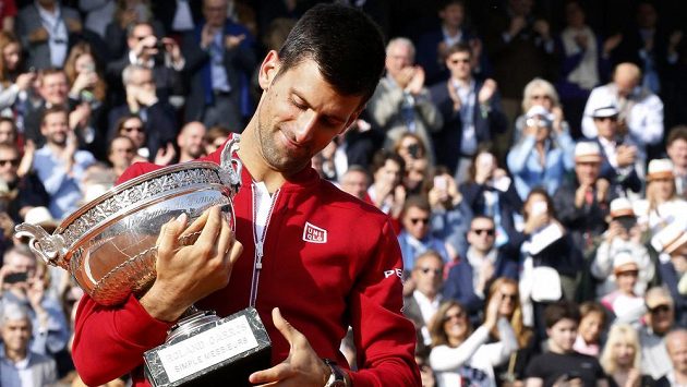 Srbský tenista Novak Djokovič si prohlíží trofej pro vítěze French Open. Srbský tenista Novak Djokovič si prohlíží trofej pro vítěze French Open.