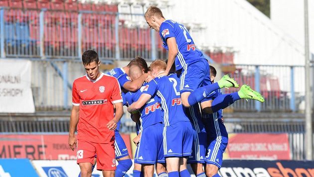 Fotbalisté Olomouce oslavují gól proti Brnu. Fotbalisté Olomouce oslavují gól proti Brnu.