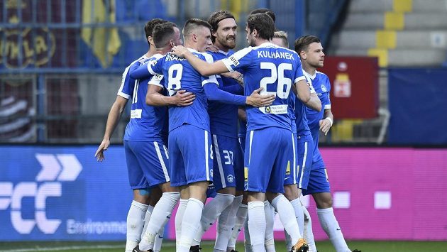 Radost hráčů Slovanu Liberec z úvodního gólu Milana Kerbra. Radost hráčů Slovanu Liberec z úvodního gólu Milana Kerbra.