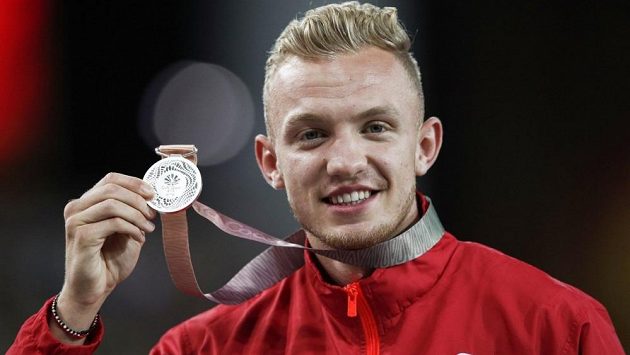 Kyle Langford ve své atletické kariéře zaznamenal hned několik úspěchů, třeba stříbrnou medaili v běhu na 800 m na Hrách Commonwealthu v roce 2018, nyní ale "ujel". Kyle Langford ve své atletické kariéře zaznamenal hned několik úspěchů, třeba stříbrnou medaili v běhu na 800 m na Hrách Commonwealthu v roce 2018, nyní ale "ujel".