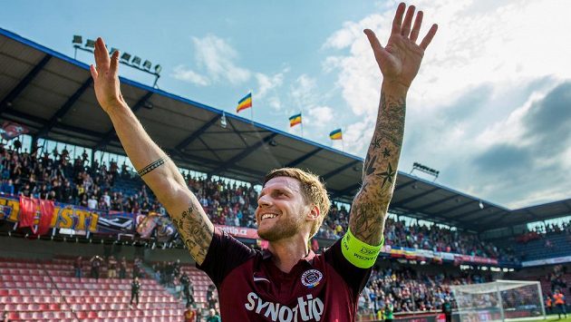 Radoslav Kováč se loučí s fanoušky Sparty po utkání 30. kola Synot ligy s Jihlavou. Radoslav Kováč se loučí s fanoušky Sparty po utkání 30. kola Synot ligy s Jihlavou.
