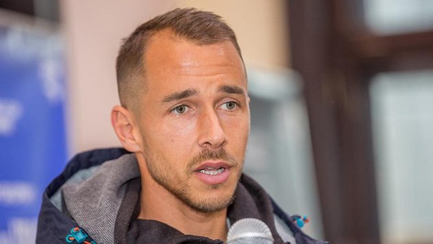 Lukáš Rosol po příjezdu do Ostravy Poruby k daviscupovému utkání. Lukáš Rosol po příjezdu do Ostravy Poruby k daviscupovému utkání.
