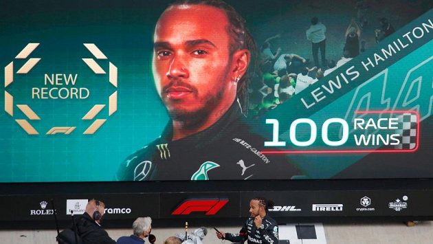 Mistr světa Brit Lewis Hamilton vybojoval ve Velké ceně Ruska v Soči 100. vítězství ve formuli 1 a dostal se do čela průběžného pořadí seriálu. Mistr světa Brit Lewis Hamilton vybojoval ve Velké ceně Ruska v Soči 100. vítězství ve formuli 1 a dostal se do čela průběžného pořadí seriálu.