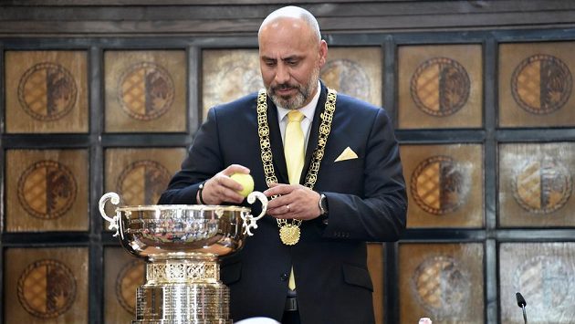 Prostějovský primátor František Jura (ANO) vytahuje losovací míček. Prostějovský primátor František Jura (ANO) vytahuje losovací míček.