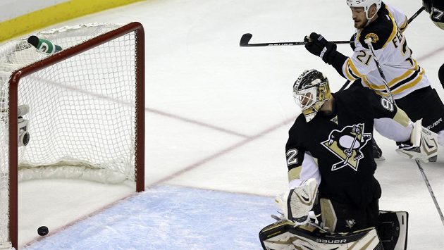 Gólman Pittsburghu Tomáš Vokoun se marně ohlíží za střelou Davida Krejčího z Bostonu. Gólman Pittsburghu Tomáš Vokoun se marně ohlíží za střelou Davida Krejčího z Bostonu.
