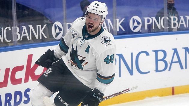 Toméš Hertl se raduje. Proměnil nájezd a rozhodl o výhře San Jose nad St. Louis. Toméš Hertl se raduje. Proměnil nájezd a rozhodl o výhře San Jose nad St. Louis.