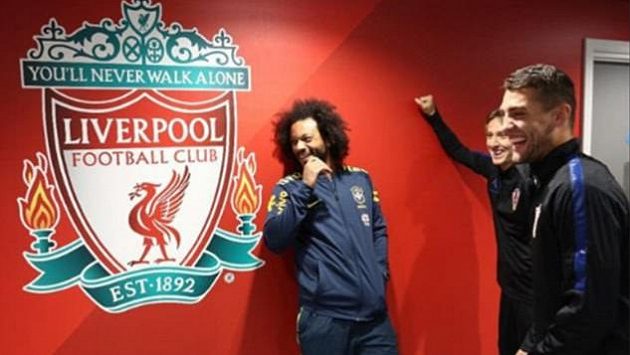 Hráči Realu Madrid u znaku Liverpoolu před přátelským utkáním Brazílie s Chorvatskem. Hráči Realu Madrid u znaku Liverpoolu před přátelským utkáním Brazílie s Chorvatskem.