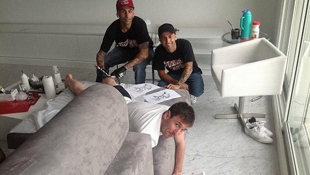 Lionel Messi a dvojice tatérů. Lionel Messi a dvojice tatérů.
