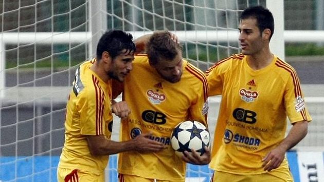 Fotbalisté Dukly se radují z gólu. Zleva José Romera, Zbyněk Pospěch a Roger Albiach Néstor. Fotbalisté Dukly se radují z gólu. Zleva José Romera, Zbyněk Pospěch a Roger Albiach Néstor.