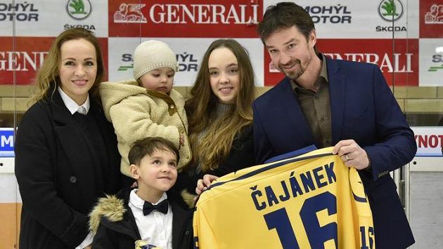 Do pomyslné Síně slávy zlínského hokeje vstoupil před zápasem s Pardubicemi trojnásobný mistr světa a kapitán šampionů z jara 2014 Petr Čajánek (na snímku s rodinou). Do pomyslné Síně slávy zlínského hokeje vstoupil před zápasem s Pardubicemi trojnásobný mistr světa a kapitán šampionů z jara 2014 Petr Čajánek (na snímku s rodinou).