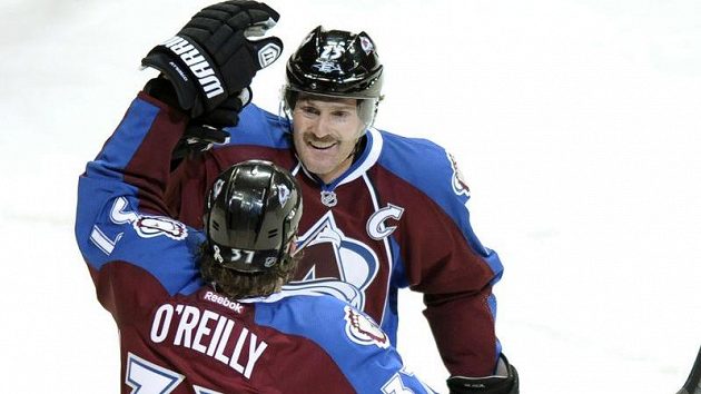 Ryan O'Reilly gratuluje Milanu Hejdukovi ke gólu. Ryan O'Reilly gratuluje Milanu Hejdukovi ke gólu.