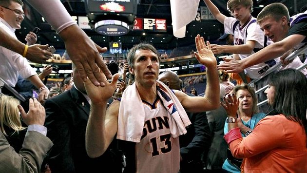 Hvězdný rozehrávač Steve Nash z Phoenixu bude v příštích letech v NBA oblékat dres slavných Los Angeles Lakers Hvězdný rozehrávač Steve Nash z Phoenixu bude v příštích letech v NBA oblékat dres slavných Los Angeles Lakers