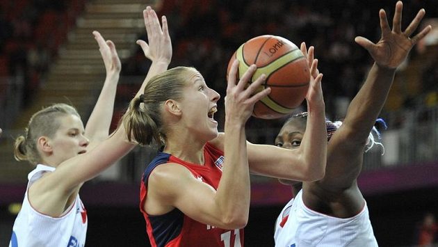 Kateřina Elhotová (uprostřed) se snaží prosadit mezi dvojicí Francouzek. Kateřina Elhotová (uprostřed) se snaží prosadit mezi dvojicí Francouzek.