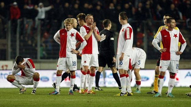 Smutní fotbalisté Slavie po závěrečné podzimní porážce s Baníkem. Smutní fotbalisté Slavie po závěrečné podzimní porážce s Baníkem.