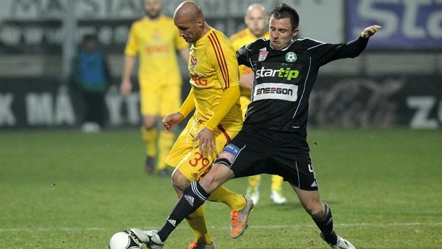 Jiří Krejčí z Příbrami a Ivan Lietava z Dukly (vlevo)v předehrávce 22. kola Gambrinus ligy Jiří Krejčí z Příbrami a Ivan Lietava z Dukly (vlevo)v předehrávce 22. kola Gambrinus ligy