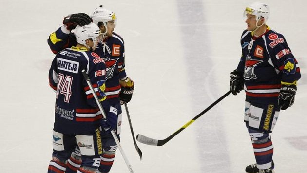 Chomutovští hokejisté zleva Tomáš Bartejs, Michael Frolík a Jakub Trefný se radují z gólu Budějovicím. Chomutovští hokejisté zleva Tomáš Bartejs, Michael Frolík a Jakub Trefný se radují z gólu Budějovicím.