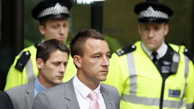 Kapitán Chelsea John Terry opouští soudní budovu Westminster magistrates court v Londýně. Kapitán Chelsea John Terry opouští soudní budovu Westminster magistrates court v Londýně.