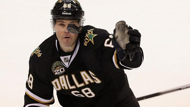 Jaromír Jágr v utkání s Chicagem příliš nezářil, kvůli zranění navíc ani nedohrál. Jaromír Jágr v utkání s Chicagem příliš nezářil, kvůli zranění navíc ani nedohrál.