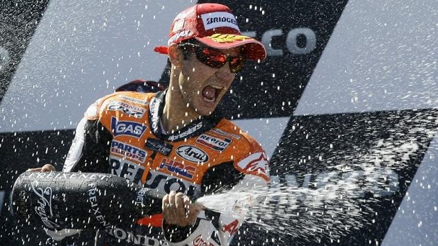 Španěl Dani Pedrosa slaví výhru v závodě MotoGP v Aragonii. Španěl Dani Pedrosa slaví výhru v závodě MotoGP v Aragonii.