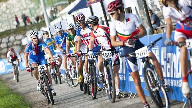 Jaroslav Kulhavý (vlevo) vyráží na trať. Jaroslav Kulhavý (vlevo) vyráží na trať.