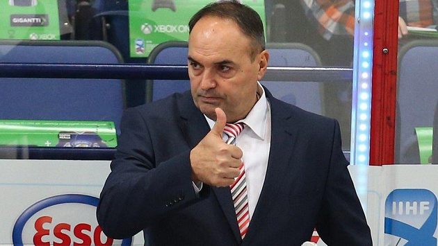 Slovenský hokejový trenér Ernest Bokroš čelí ostré kritice. Slovenský hokejový trenér Ernest Bokroš čelí ostré kritice.