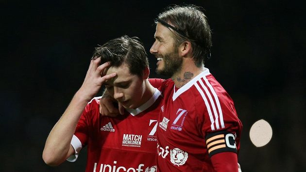 Syn a otec v jednom týmu. Brooklyn Beckham (vlevo) si zahrál po boku Davida Beckhama. Syn a otec v jednom týmu. Brooklyn Beckham (vlevo) si zahrál po boku Davida Beckhama.