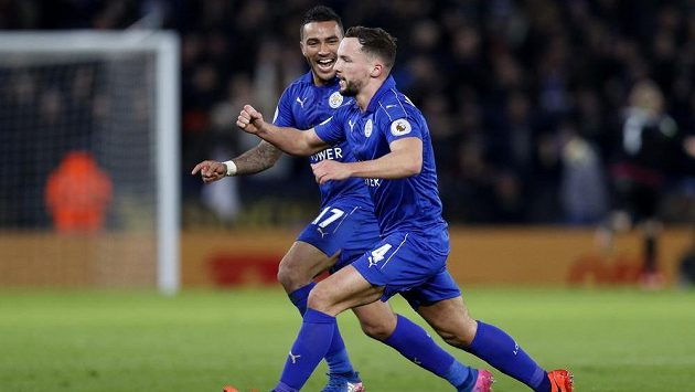 Fotbalisté Leicesteru City Danny Drinkwater a Danny Simpson se radují z gólu proti Liverpoolu. Fotbalisté Leicesteru City Danny Drinkwater a Danny Simpson se radují z gólu proti Liverpoolu.