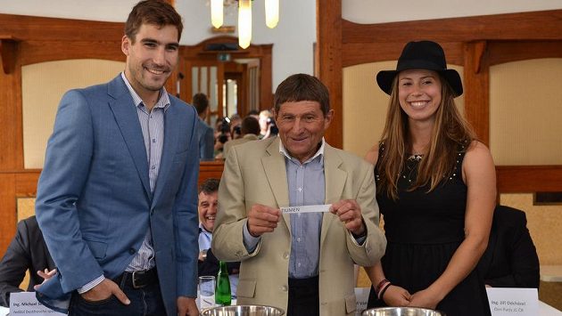 Žokej Josef Váňa (uprostřed) a olympijští vítězové, moderní pětibojař David Svoboda a snowboardistka Eva Samková, během losování startovních čísel na Velkou pardubickou. Žokej Josef Váňa (uprostřed) a olympijští vítězové, moderní pětibojař David Svoboda a snowboardistka Eva Samková, během losování startovních čísel na Velkou pardubickou.
