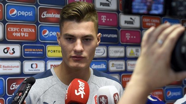 Patrik Schick obklopen zástupci médií. Patrik Schick obklopen zástupci médií.