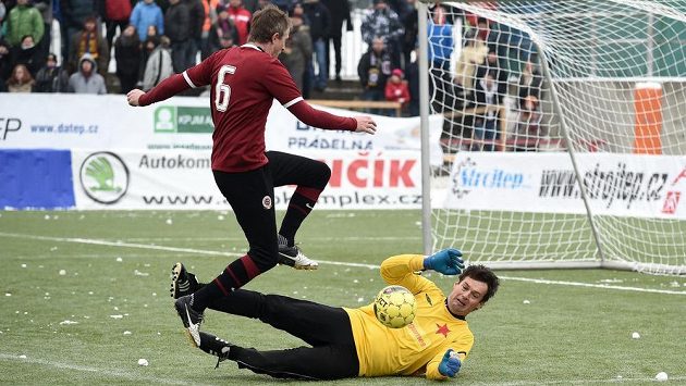 Sparťan Michal Horňák a slávistický brankář Radek Černý během tradičního Silvestrovského derby. Sparťan Michal Horňák a slávistický brankář Radek Černý během tradičního Silvestrovského derby.
