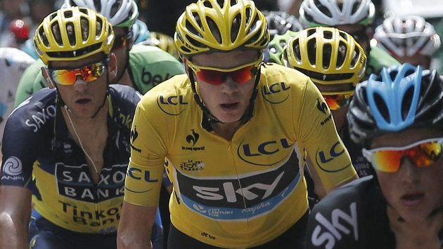 Roman Kreuziger (vlevo) v těsném závěsu za britským lídrem Tour Christopherem Froomem (ve žlutém) při výšlapu na Mont Ventoux. Roman Kreuziger (vlevo) v těsném závěsu za britským lídrem Tour Christopherem Froomem (ve žlutém) při výšlapu na Mont Ventoux.