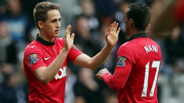 Záložník Adnan Januzaj (vlevo) slaví svoji trefu v dresu Manchesteru United se spoluhráčem Nanim. Záložník Adnan Januzaj (vlevo) slaví svoji trefu v dresu Manchesteru United se spoluhráčem Nanim.