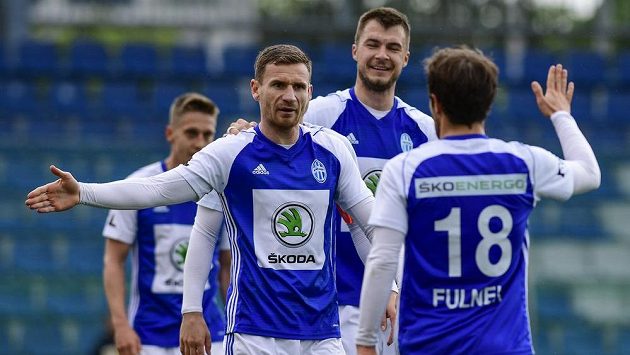 Fotbalisté Mladé Boleslavi Jakub Fulnek, Nikolaj Komličenko a Muris Mešanovič oslavují gól během odvetného utkání semifinále skupiny o Evropu. Fotbalisté Mladé Boleslavi Jakub Fulnek, Nikolaj Komličenko a Muris Mešanovič oslavují gól během odvetného utkání semifinále skupiny o Evropu.