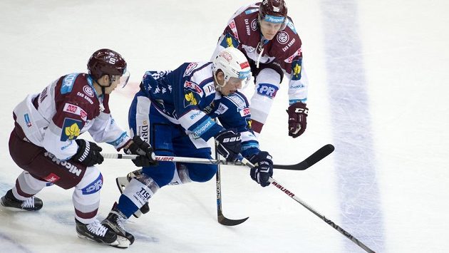 Sparťané zleva Michal Dragoun a Miroslav Forman se snaží zastavit Tomáše Vondráčka z Komety. Sparťané zleva Michal Dragoun a Miroslav Forman se snaží zastavit Tomáše Vondráčka z Komety.