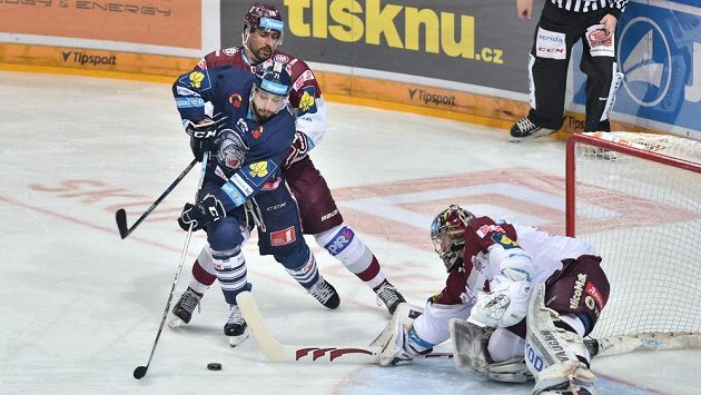Liberecký útočník Jakub Valský před brankářem Sparty Tomášem Pöpperlem, vzadu sparťan Andrej Kudrna. Liberecký útočník Jakub Valský před brankářem Sparty Tomášem Pöpperlem, vzadu sparťan Andrej Kudrna.