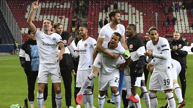 Fotbalisté Eintrachtu Frankfurt oslavují postup přes Salcburk v Evropské lize. Fotbalisté Eintrachtu Frankfurt oslavují postup přes Salcburk v Evropské lize.