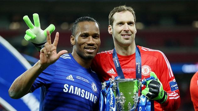 Potřetí v kariéře vybojoval Petr Čech Ligový pohár. Vlevo útočník Didier Drogba. Potřetí v kariéře vybojoval Petr Čech Ligový pohár. Vlevo útočník Didier Drogba.