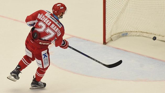 Martin Růžička z Třince střílí čtvrtý gól do prázdné branky Brna v závěru utkání. Martin Růžička z Třince střílí čtvrtý gól do prázdné branky Brna v závěru utkání.