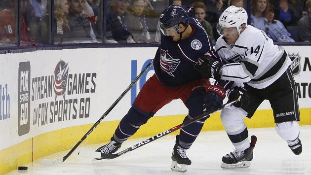 Český útočník Lukáš Sedlák (vlevo) z Columbusu v souboji s Michaelem Cammallerim z Los Angeles Kings. Český útočník Lukáš Sedlák (vlevo) z Columbusu v souboji s Michaelem Cammallerim z Los Angeles Kings.