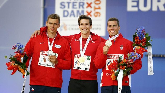 Nejlepší desetibojaři ME v Amsterdamu. Vlevo stříbrný Adam Sebastian Helcelet, uprostřed vítěz Thomas van der Plaetsen z Belgie a vpravo bronzový Srb Mihail Dudaš. Nejlepší desetibojaři ME v Amsterdamu. Vlevo stříbrný Adam Sebastian Helcelet, uprostřed vítěz Thomas van der Plaetsen z Belgie a vpravo bronzový Srb Mihail Dudaš.