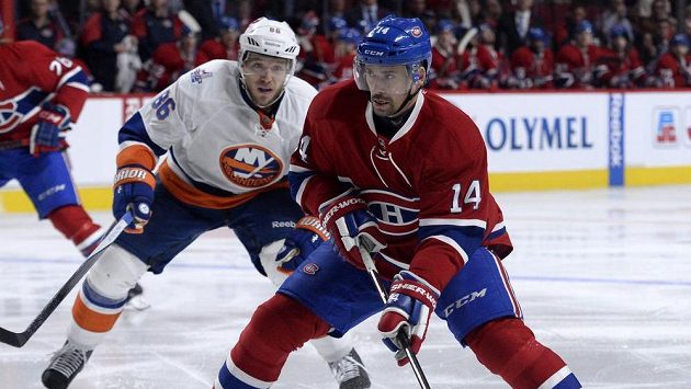 Hokejista Montrealu Tomáš Plekanec (vpravo) se připravuje ke střele v utkání proti New Yorku Islanders. Hosující Nikolaj Kuljomin jen přihlíží. Hokejista Montrealu Tomáš Plekanec (vpravo) se připravuje ke střele v utkání proti New Yorku Islanders. Hosující Nikolaj Kuljomin jen přihlíží.