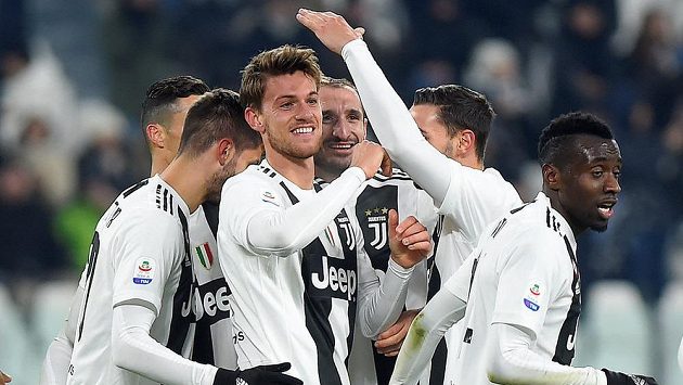 Fotbalisté Juventusu se radují z gólu proti Chievu. Fotbalisté Juventusu se radují z gólu proti Chievu.
