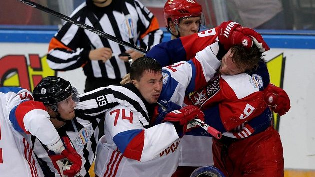 Milan Michalek (vpravo) během bitky s Rusem Alexejem Jemelinem. Milan Michalek (vpravo) během bitky s Rusem Alexejem Jemelinem.