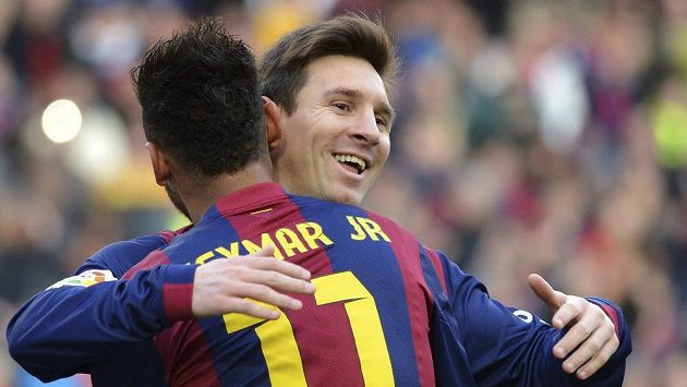 Neymar objímá spoluhráče z Barcelony Lionela Messiho, autora hattricku v ligovém utkání s Levante. Neymar objímá spoluhráče z Barcelony Lionela Messiho, autora hattricku v ligovém utkání s Levante.