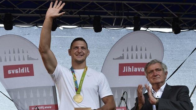 Několik tisíc lidí na Masarykově náměstí vítalo jihlavského rodáka a držitele zlaté olympijské medaile judistu Lukáše Krpálka. Vpravo je primátor města Rudolf Chloupek. Několik tisíc lidí na Masarykově náměstí vítalo jihlavského rodáka a držitele zlaté olympijské medaile judistu Lukáše Krpálka. Vpravo je primátor města Rudolf Chloupek.