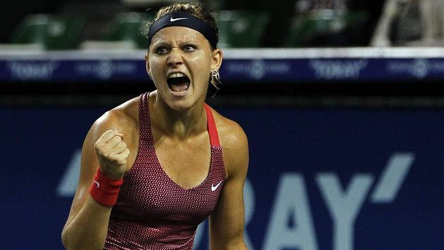 Lucie Šafářová se raduje z postupu do dalšího kola. Lucie Šafářová se raduje z postupu do dalšího kola.