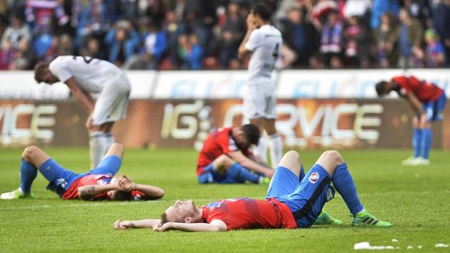 Vyčerpaní hráči Plzně po závěrečném tlaku, v popředí je střelec dvou gólů Michael Krmenčík. Vyčerpaní hráči Plzně po závěrečném tlaku, v popředí je střelec dvou gólů Michael Krmenčík.